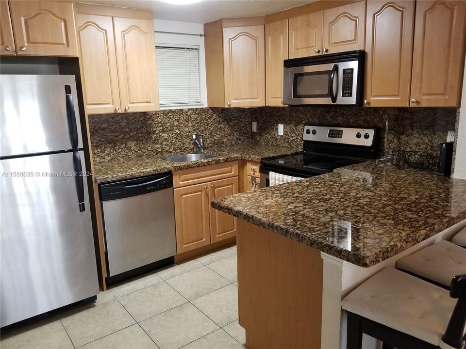 For Rent: $2,000 (1 beds, 1 baths, 710 Square Feet)