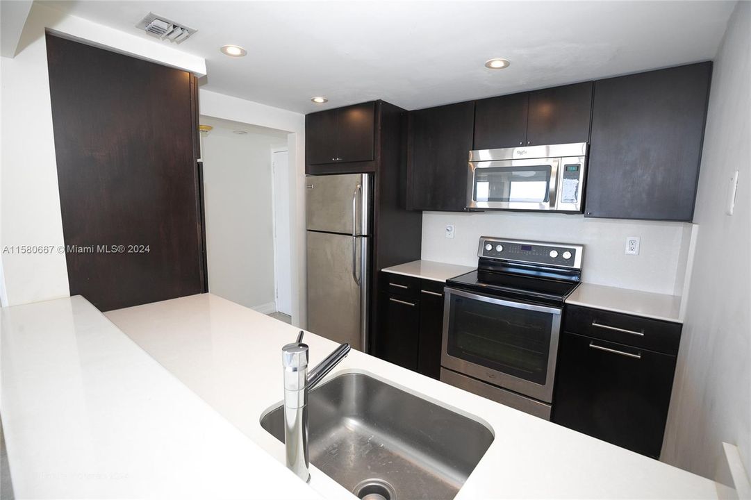 For Sale: $447,800 (2 beds, 2 baths, 990 Square Feet)