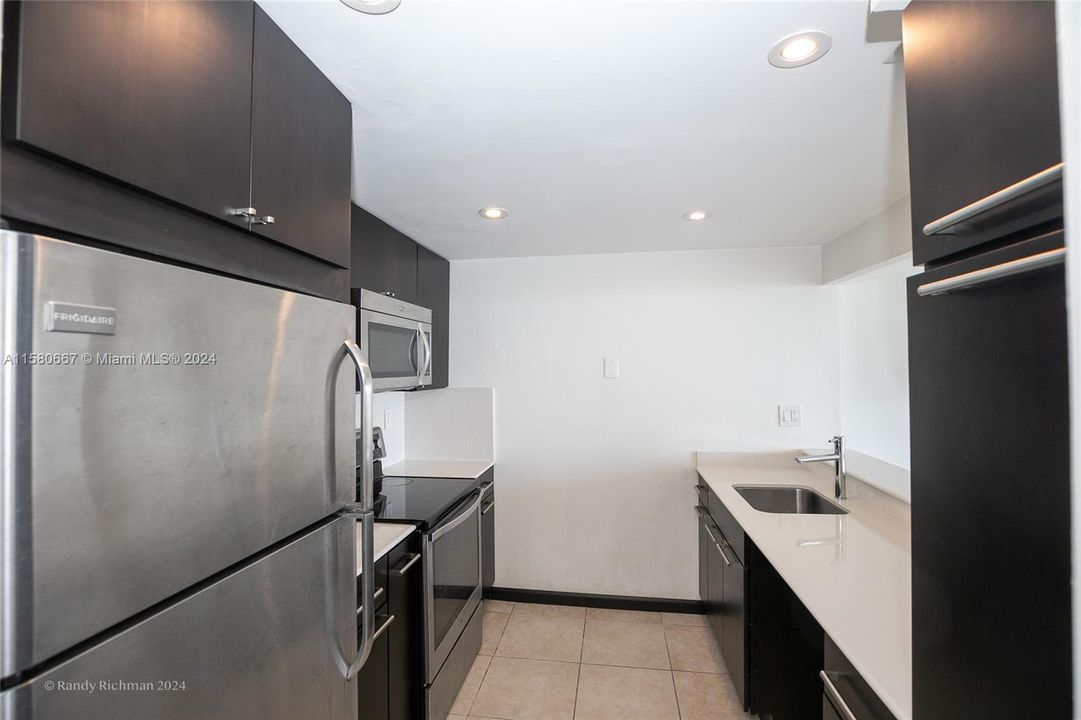 For Sale: $449,000 (2 beds, 2 baths, 990 Square Feet)