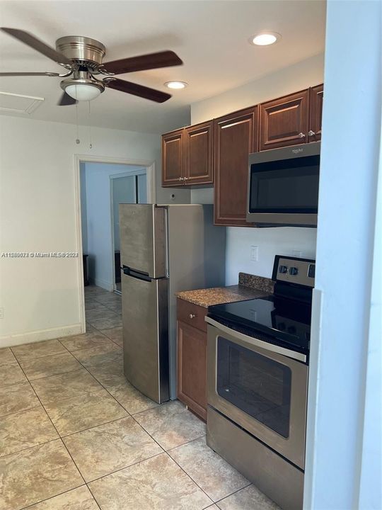 Active With Contract: $1,400 (1 beds, 1 baths, 350 Square Feet)