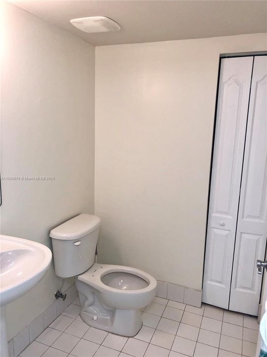 Active With Contract: $2,300 (1 beds, 1 baths, 781 Square Feet)