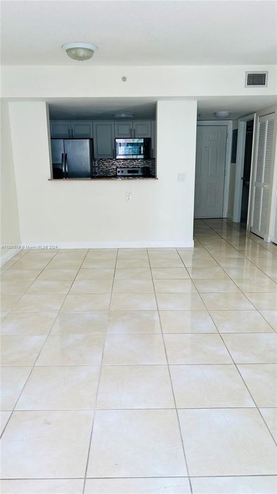 For Rent: $2,300 (1 beds, 1 baths, 781 Square Feet)