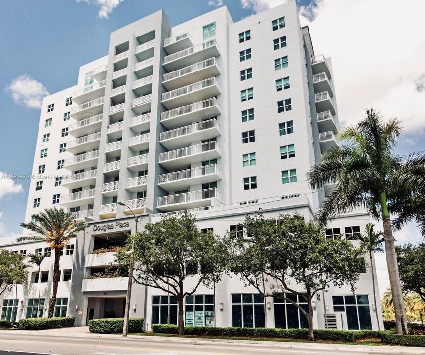 Active With Contract: $2,300 (1 beds, 1 baths, 781 Square Feet)