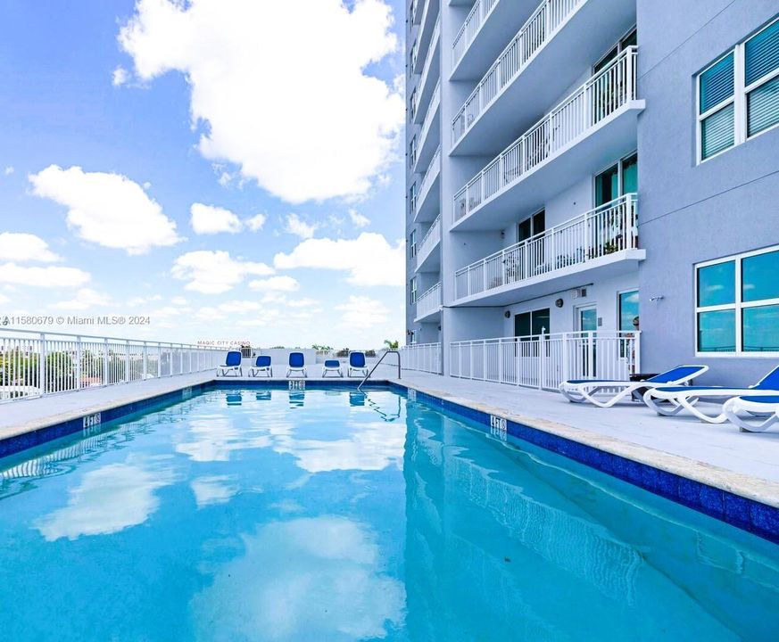 Active With Contract: $2,300 (1 beds, 1 baths, 781 Square Feet)