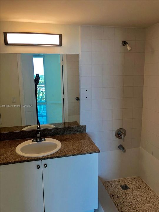 For Rent: $2,300 (1 beds, 1 baths, 781 Square Feet)