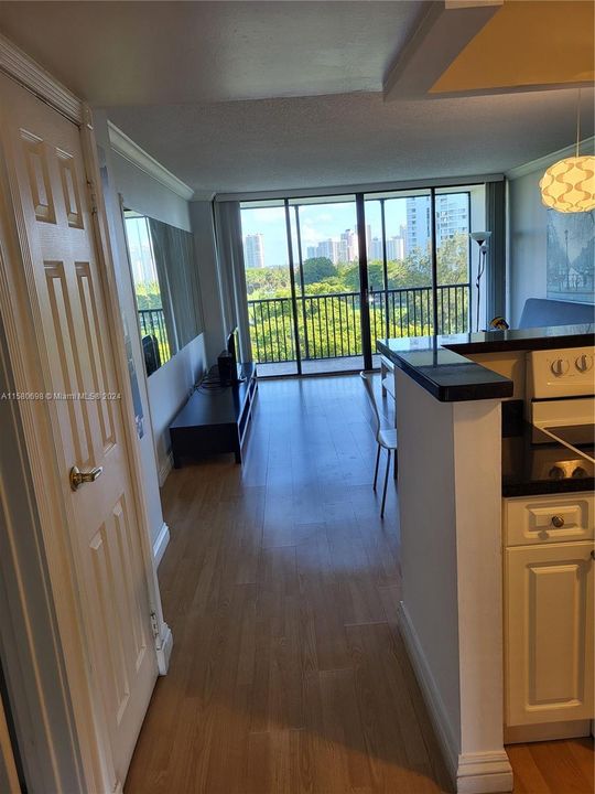 For Rent: $2,100 (1 beds, 1 baths, 741 Square Feet)