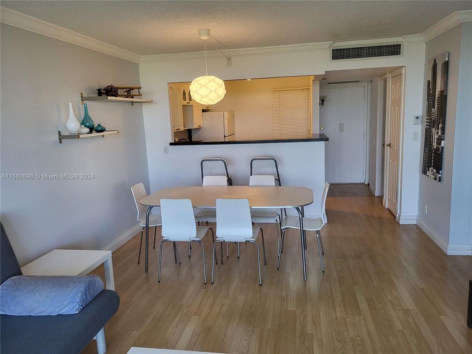 For Rent: $2,100 (1 beds, 1 baths, 741 Square Feet)