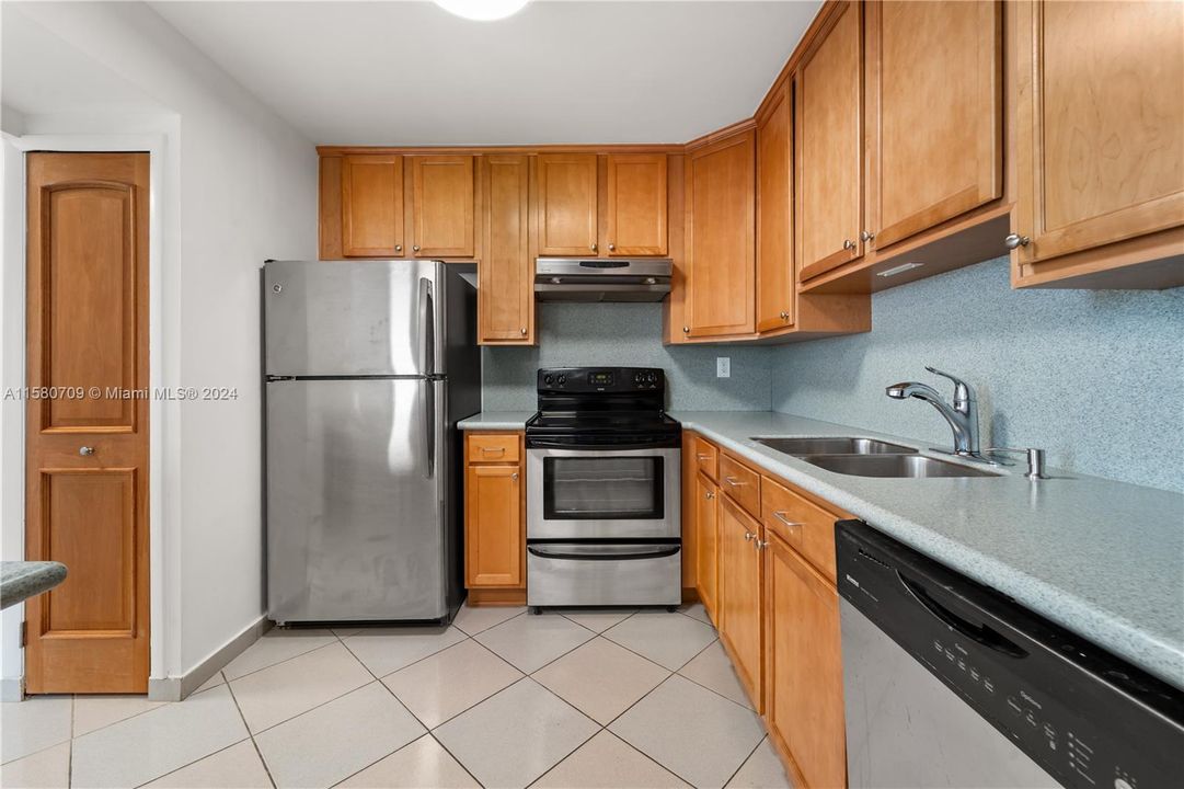 For Rent: $5,600 (2 beds, 2 baths, 1108 Square Feet)