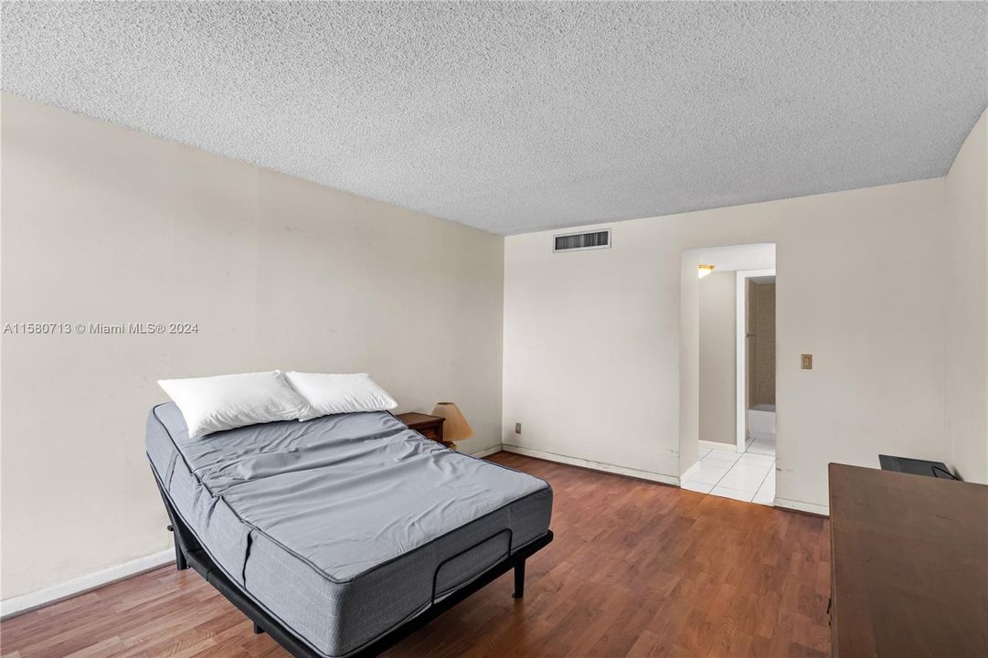 For Sale: $215,000 (1 beds, 2 baths, 994 Square Feet)
