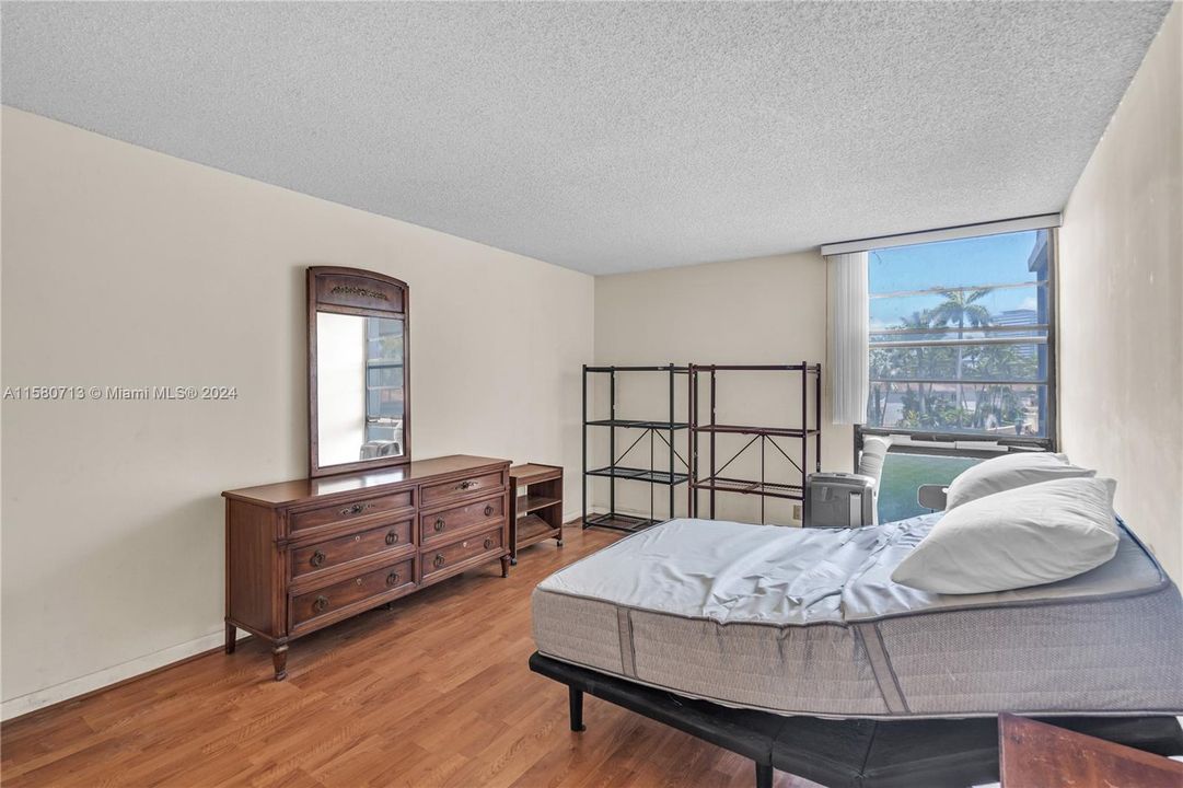 For Sale: $215,000 (1 beds, 2 baths, 994 Square Feet)