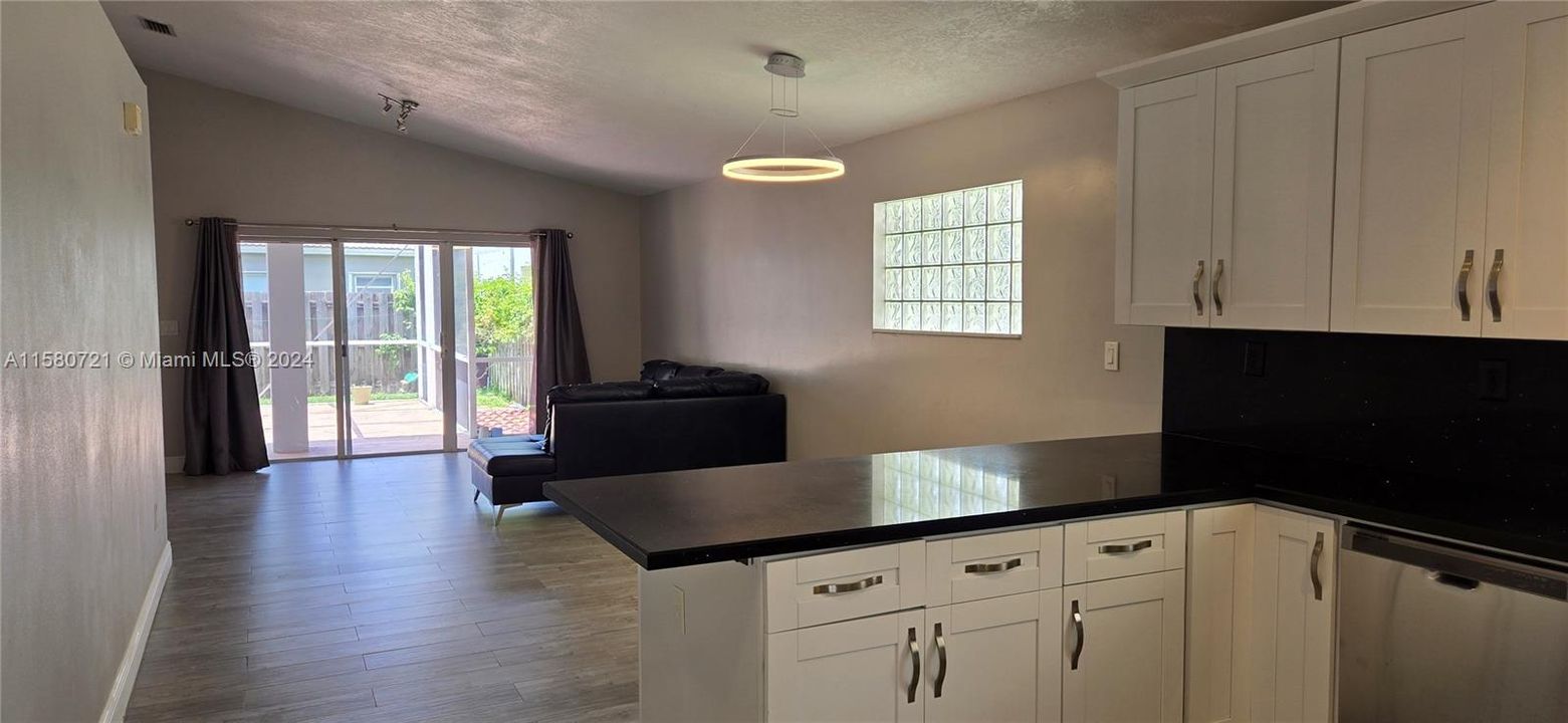 Active With Contract: $3,500 (3 beds, 2 baths, 1416 Square Feet)