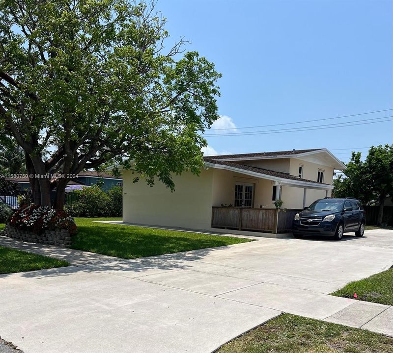 For Sale: $575,000 (4 beds, 2 baths, 1953 Square Feet)