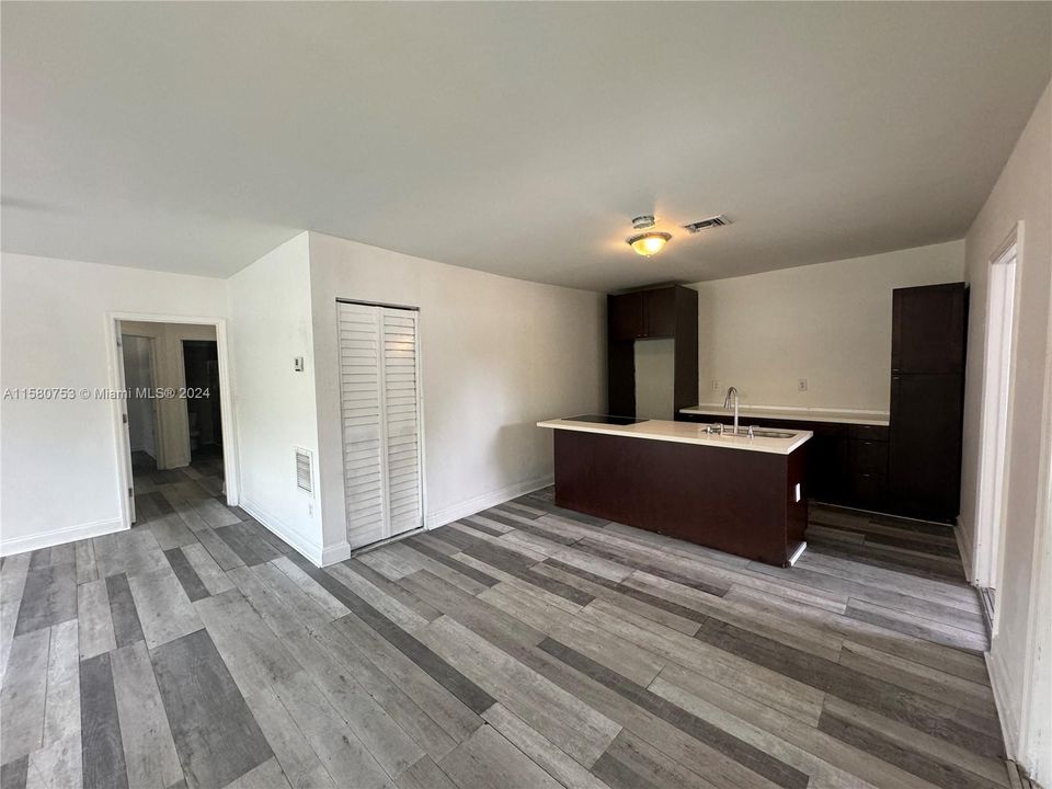 Active With Contract: $2,750 (3 beds, 2 baths, 900 Square Feet)