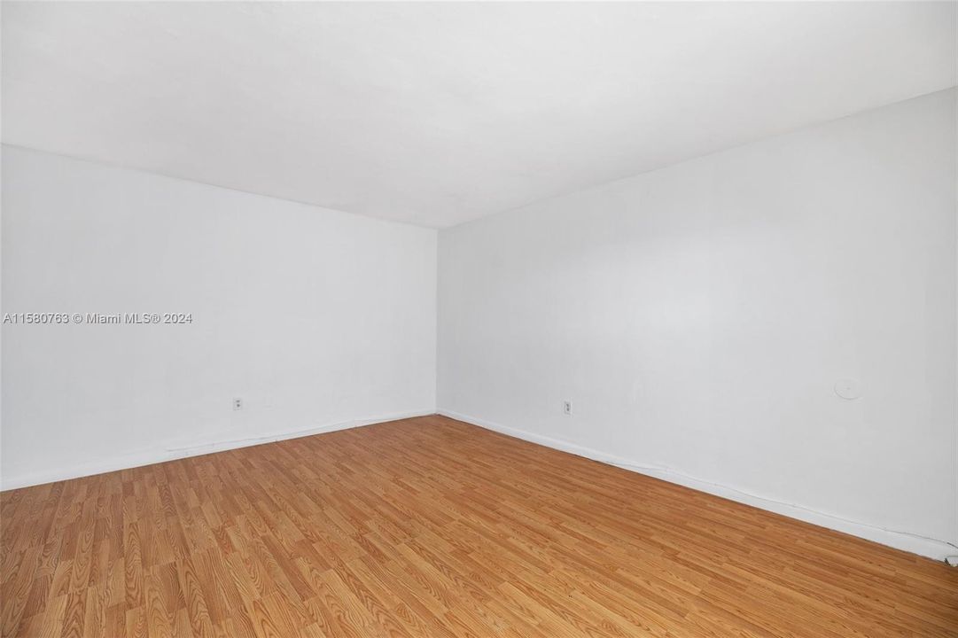 For Rent: $1,749 (1 beds, 1 baths, 857 Square Feet)