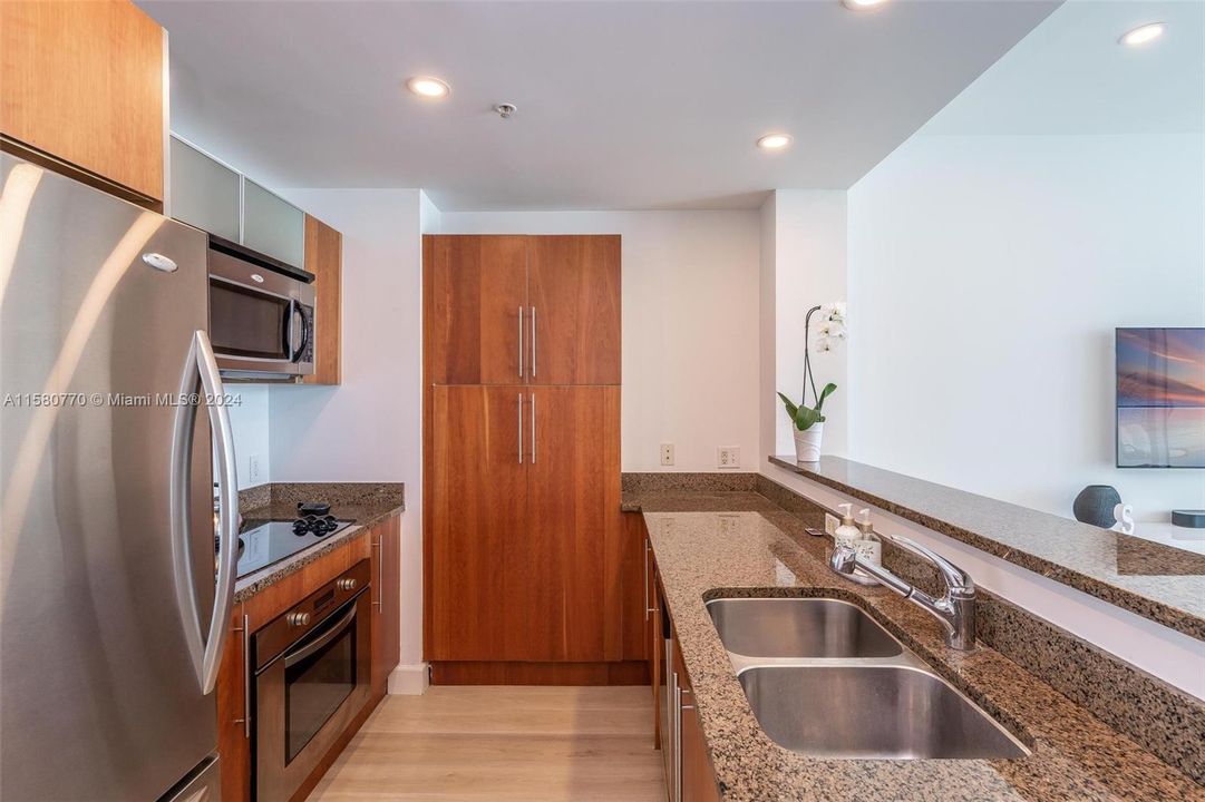 For Rent: $3,350 (1 beds, 1 baths, 733 Square Feet)