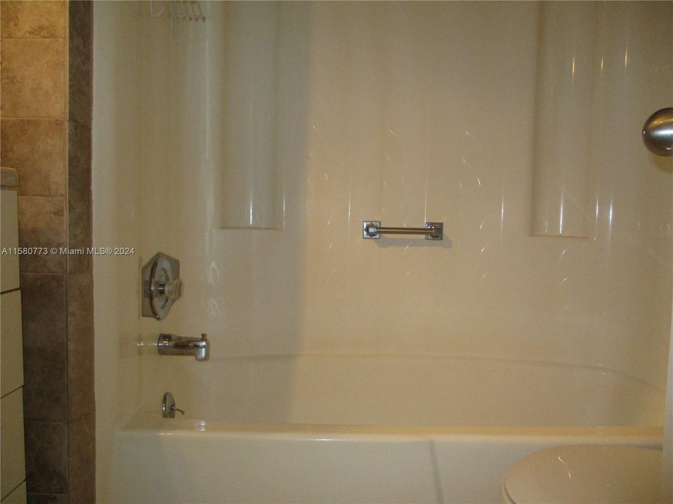 GUEST TUB & SHOWER