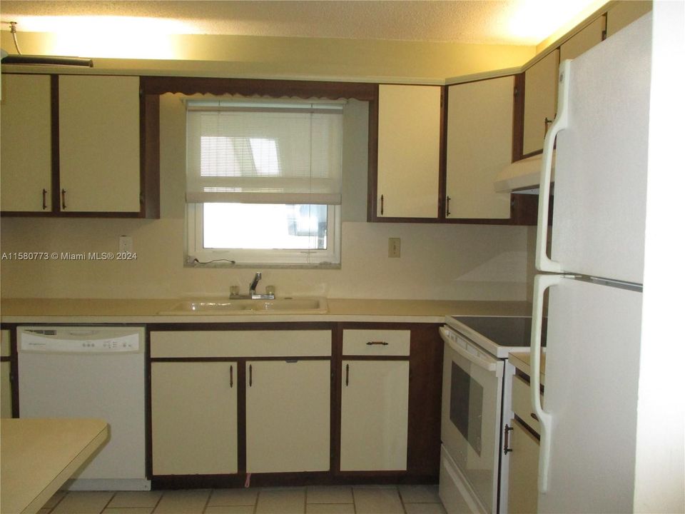 For Sale: $199,000 (2 beds, 2 baths, 1084 Square Feet)