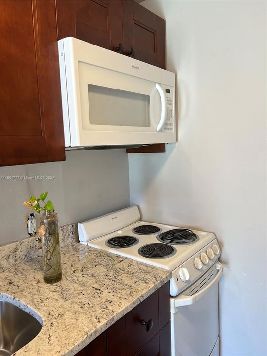 Active With Contract: $1,450 (1 beds, 1 baths, 486 Square Feet)