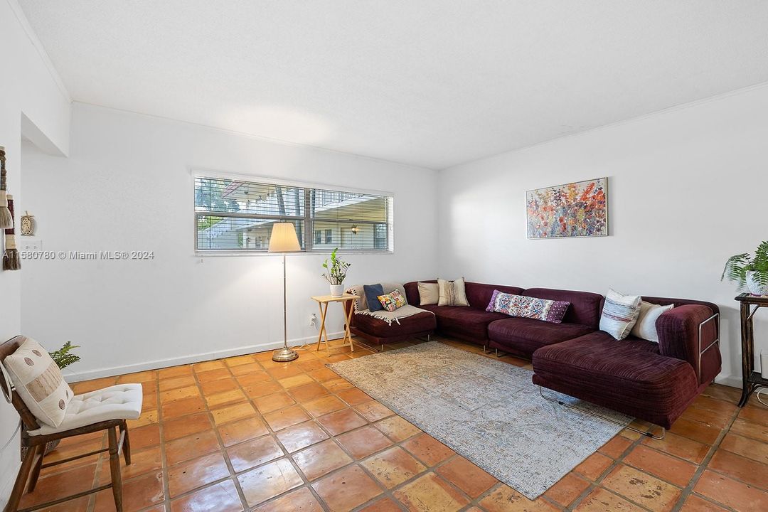 Active With Contract: $195,000 (1 beds, 1 baths, 670 Square Feet)