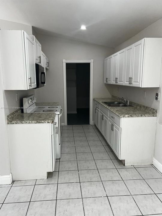 Recently Rented: $3,900 (4 beds, 2 baths, 1335 Square Feet)