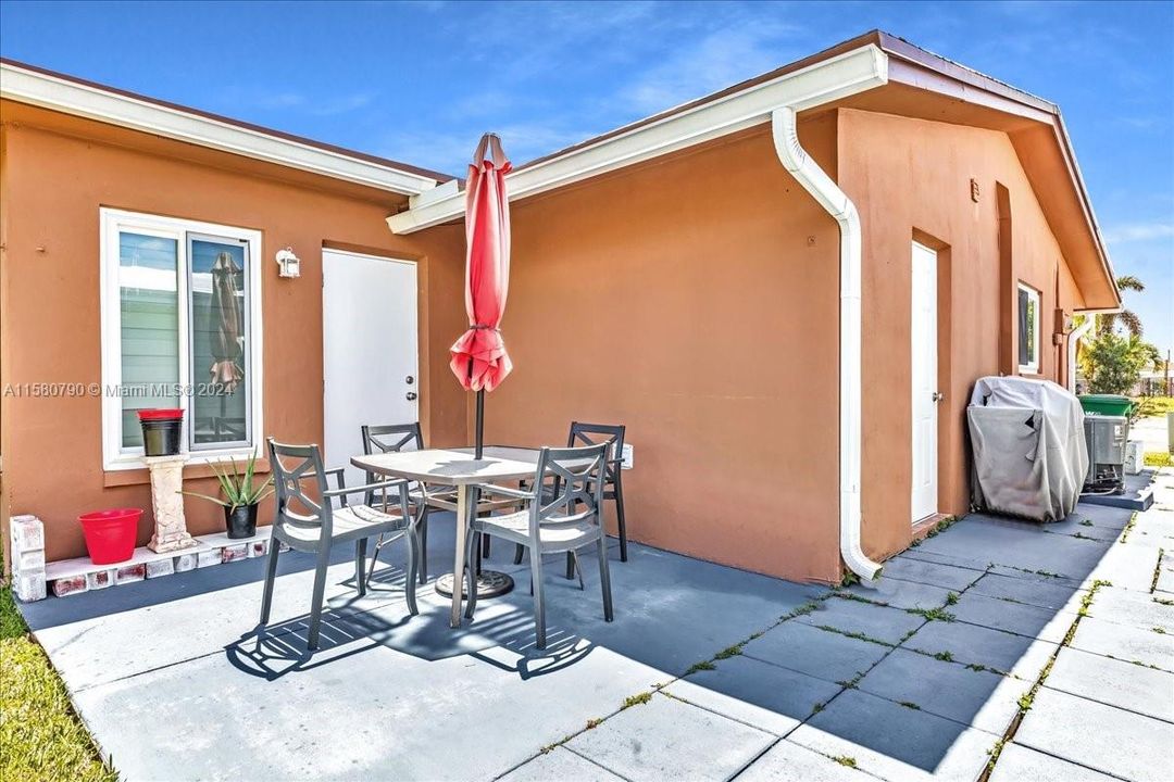 For Sale: $352,000 (2 beds, 2 baths, 1002 Square Feet)