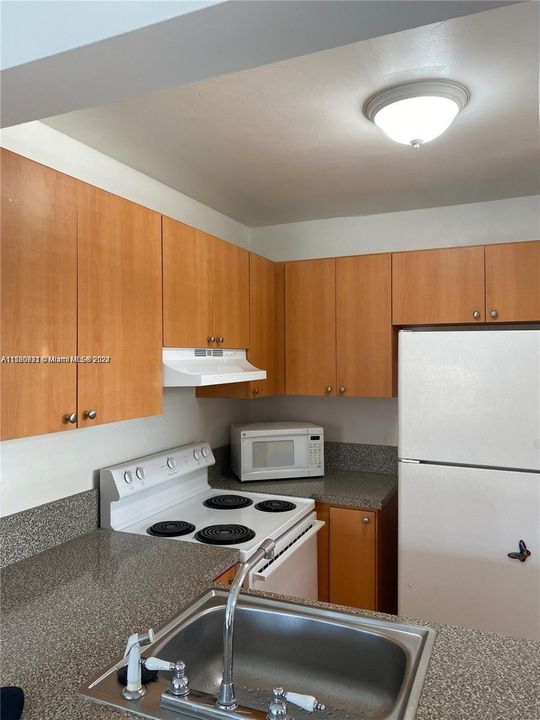 For Rent: $2,450 (2 beds, 2 baths, 750 Square Feet)