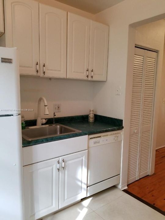 For Sale: $263,500 (1 beds, 1 baths, 610 Square Feet)