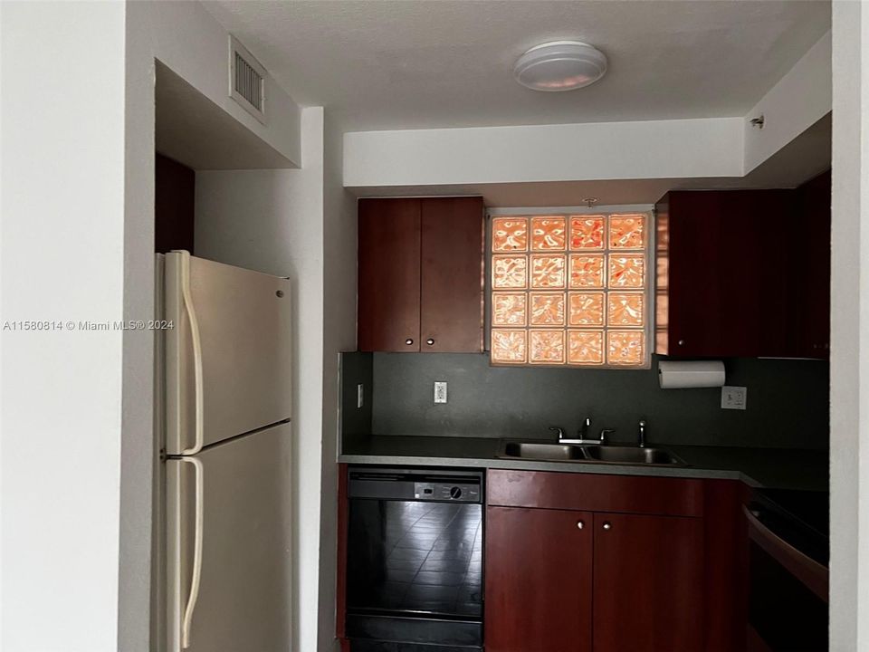 For Sale: $249,000 (1 beds, 1 baths, 745 Square Feet)