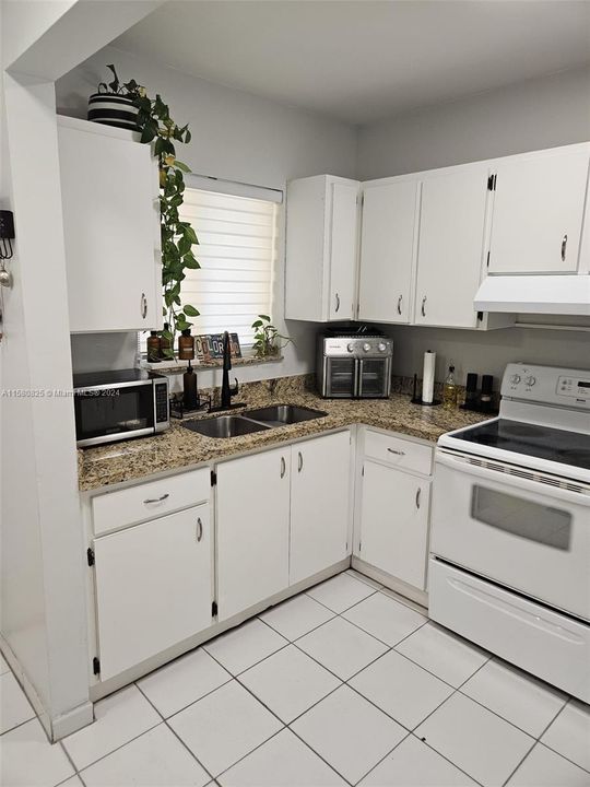 For Rent: $2,600 (2 beds, 2 baths, 971 Square Feet)