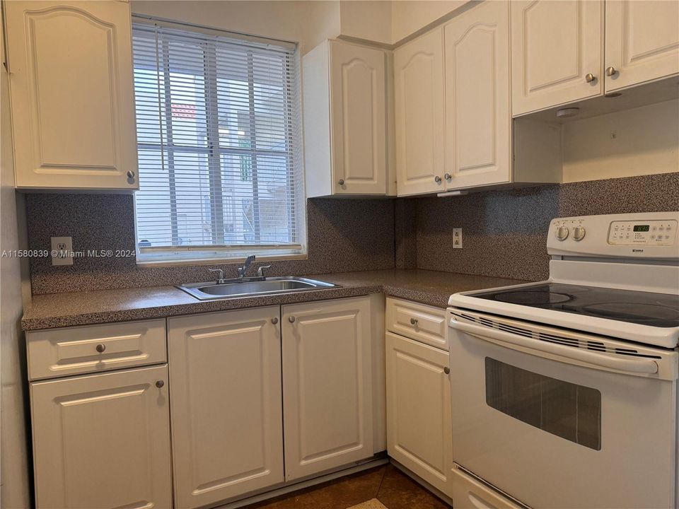 Active With Contract: $2,350 (2 beds, 2 baths, 1004 Square Feet)