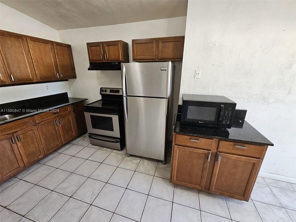 Active With Contract: $2,550 (3 beds, 2 baths, 1050 Square Feet)