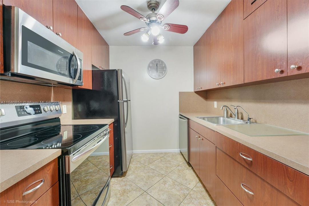 For Rent: $1,800 (1 beds, 1 baths, 811 Square Feet)