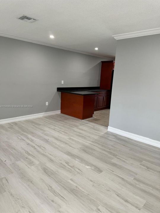 Recently Rented: $2,950 (2 beds, 1 baths, 2097 Square Feet)
