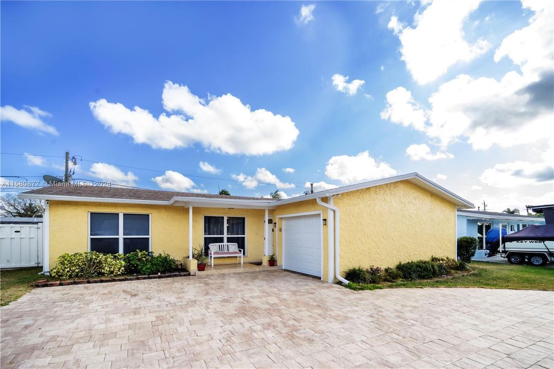Active With Contract: $524,900 (3 beds, 2 baths, 1364 Square Feet)