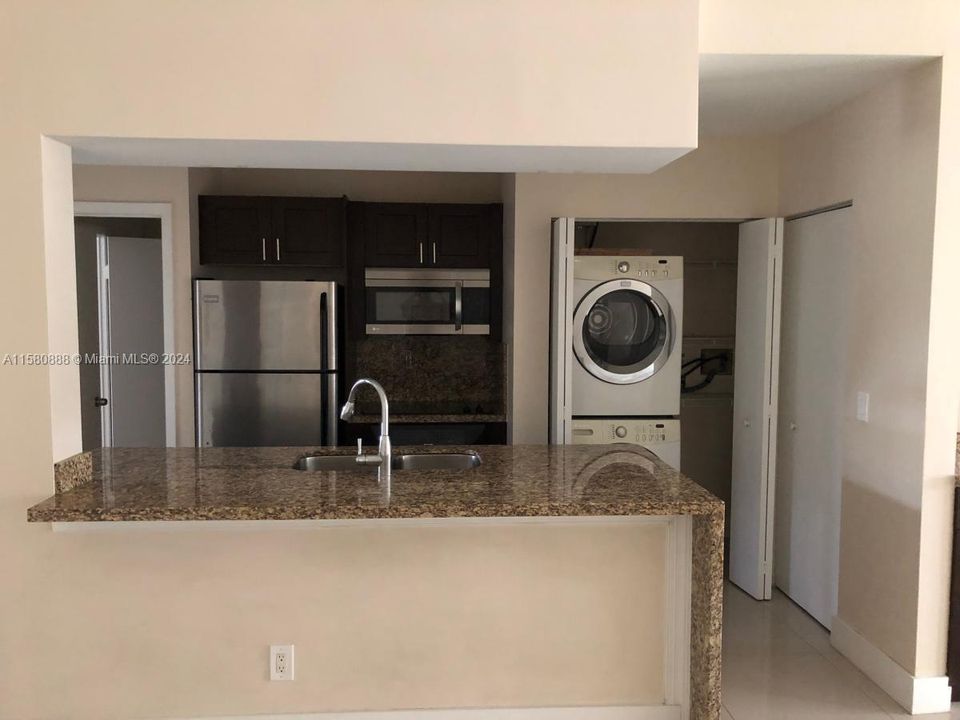 For Sale: $298,000 (2 beds, 2 baths, 1100 Square Feet)