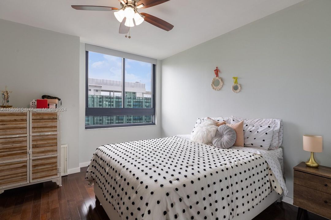 For Sale: $575,000 (1 beds, 1 baths, 806 Square Feet)