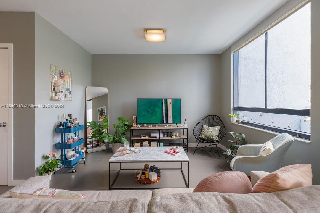 For Sale: $575,000 (1 beds, 1 baths, 806 Square Feet)
