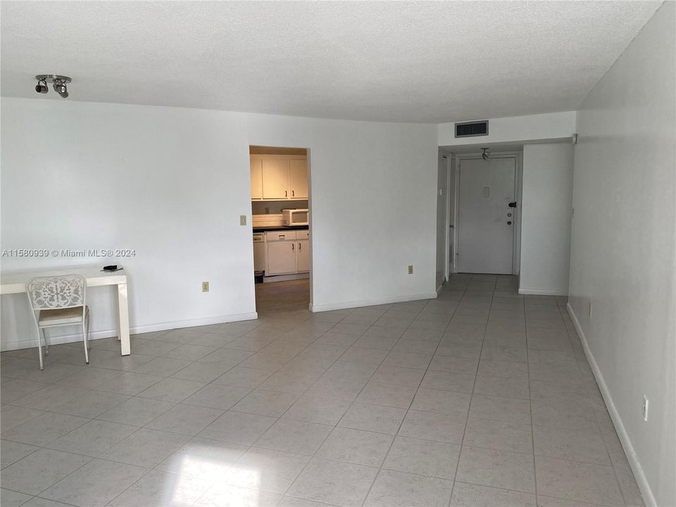 For Sale: $254,000 (1 beds, 1 baths, 775 Square Feet)