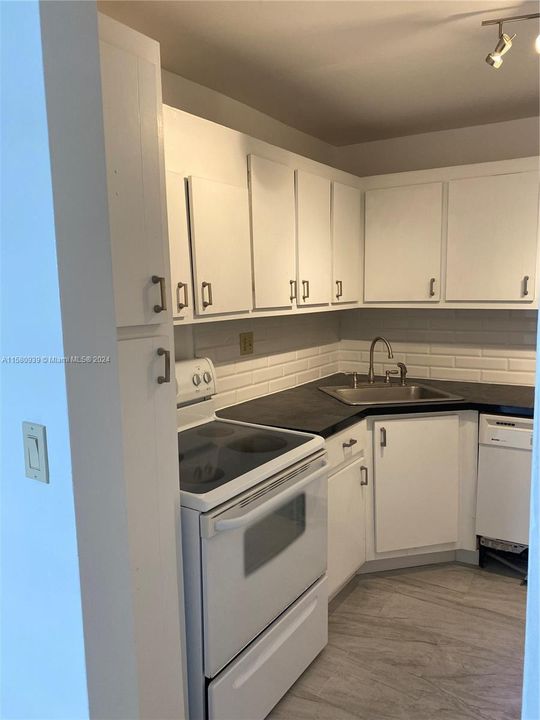 For Sale: $254,000 (1 beds, 1 baths, 775 Square Feet)