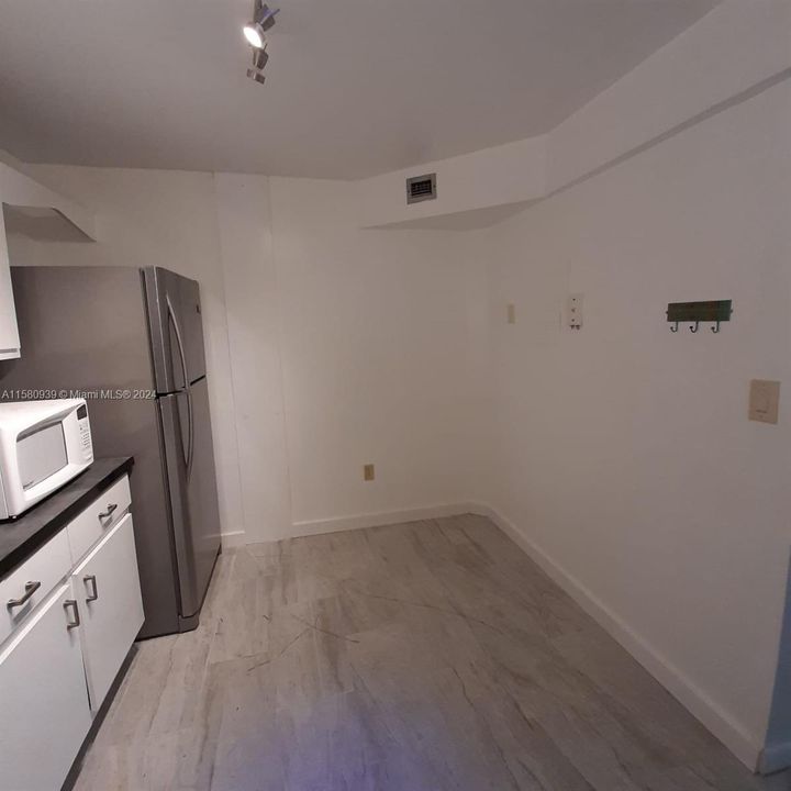 For Sale: $254,000 (1 beds, 1 baths, 775 Square Feet)