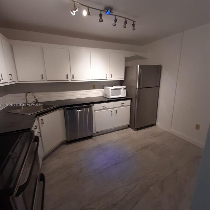 For Sale: $254,000 (1 beds, 1 baths, 775 Square Feet)