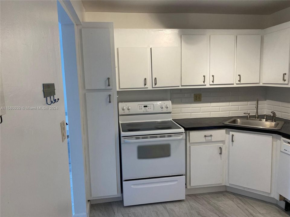 For Sale: $254,000 (1 beds, 1 baths, 775 Square Feet)