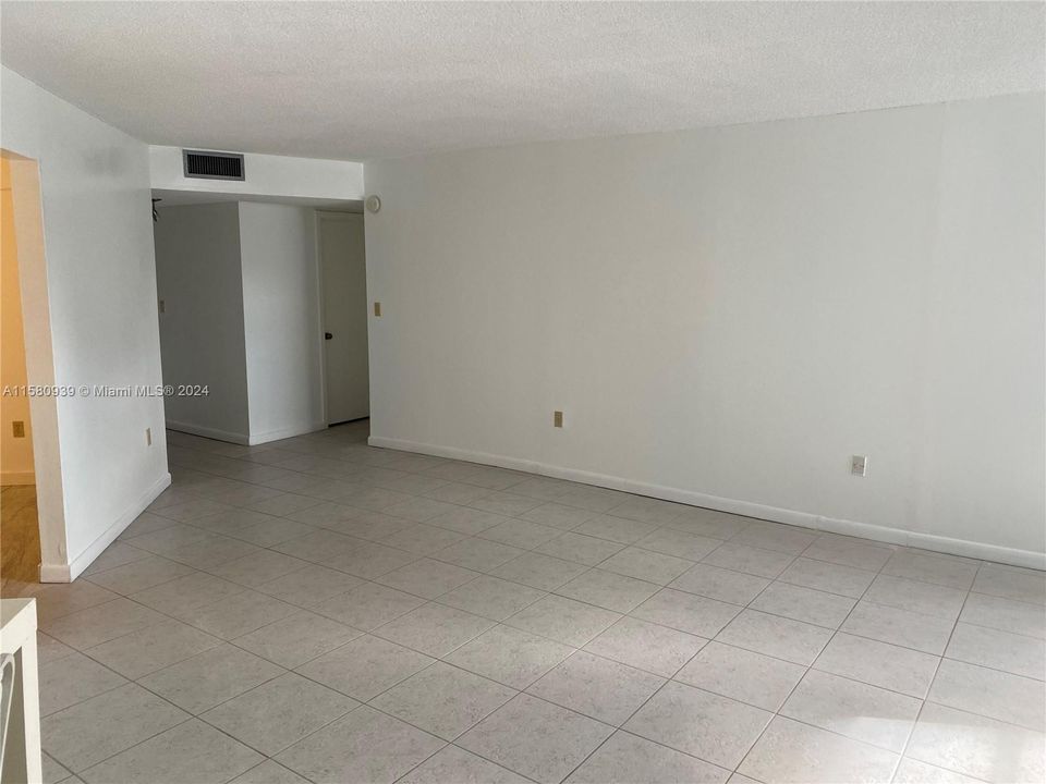 For Sale: $254,000 (1 beds, 1 baths, 775 Square Feet)