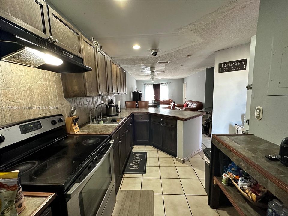 For Sale: $395,000 (3 beds, 2 baths, 1607 Square Feet)