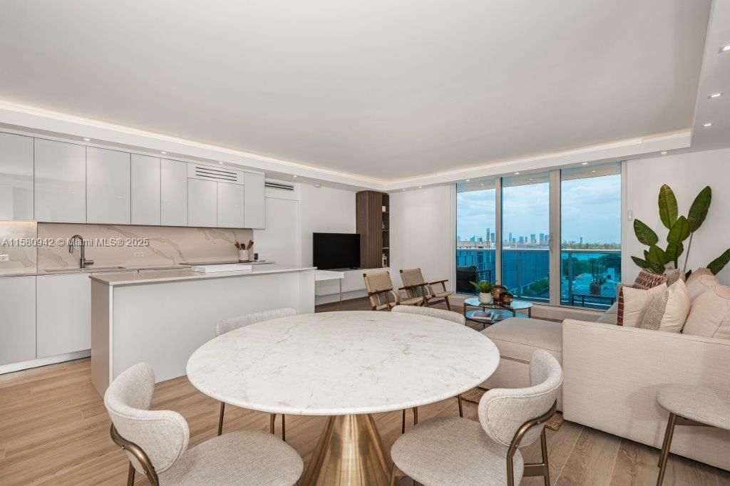 For Sale: $2,150,000 (2 beds, 2 baths, 960 Square Feet)