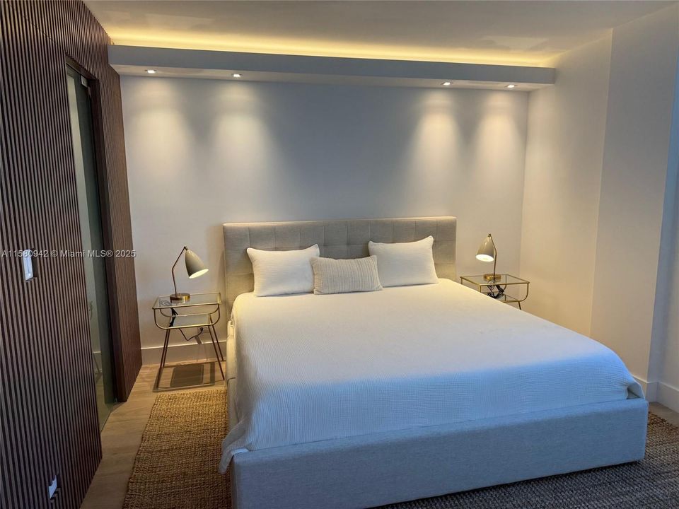 For Sale: $2,150,000 (2 beds, 2 baths, 960 Square Feet)