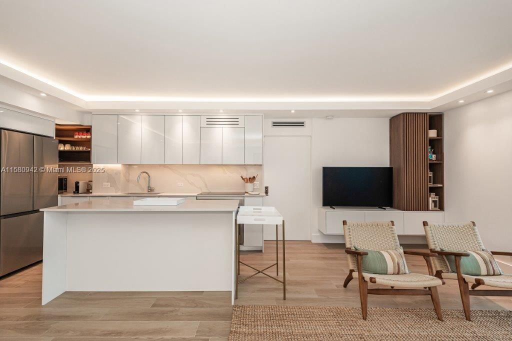 For Sale: $2,150,000 (2 beds, 2 baths, 960 Square Feet)