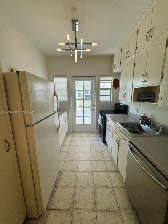 For Rent: $2,500 (1 beds, 1 baths, 690 Square Feet)