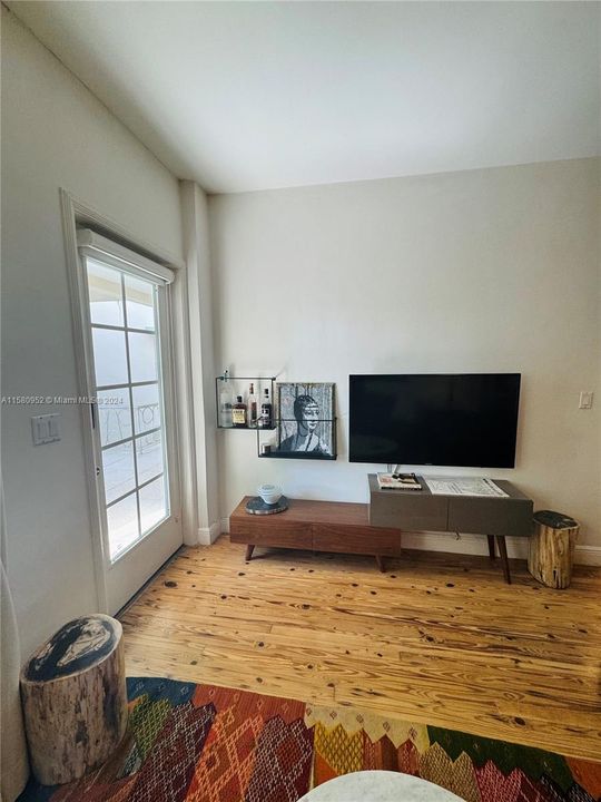 For Rent: $2,200 (1 beds, 1 baths, 690 Square Feet)