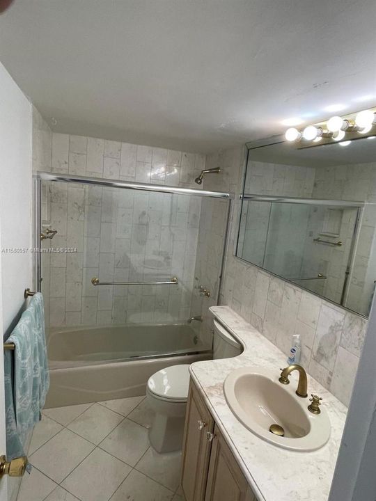 出租: $5,600 (2 贝兹, 2 浴室, 1245 平方英尺)